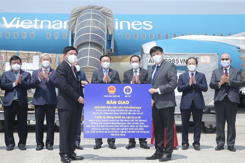 Trưa 12/9/2021, tại sân bay Nội Bài (Hà Nội), Văn phòng Quốc hội, Uỷ ban Trung ương Mặt trận Tổ quốc Việt Nam và Bộ Y tế tổ chức Lễ bàn giao 200.000 liều vaccine AstraZeneca của Chính phủ Bỉ và Chính phủ Slovakia tặng Việt Nam; 1028 tỷ đồng thiết bị, vật 