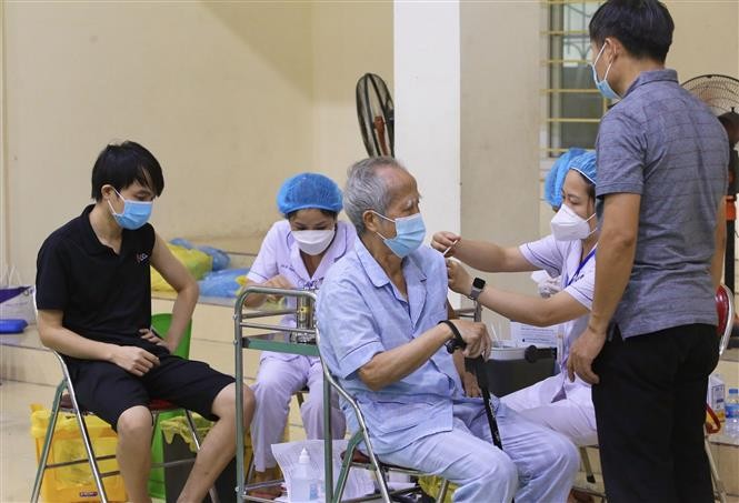 Hà Nội: Quận Nam Từ Liêm hoàn thành 100% kế hoạch tiêm vaccine phòng COVID-19 mũi 1 trong ngày 14/9. (Nguồn: TTXVN)