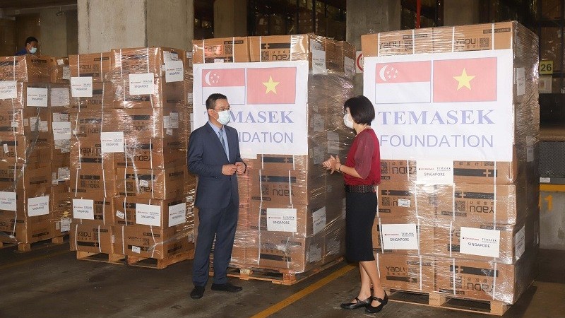 Tiếp nhận lô hàng đầu tiên do Quỹ Temasek hỗ trợ Việt Nam phòng chống dịch Covid-19