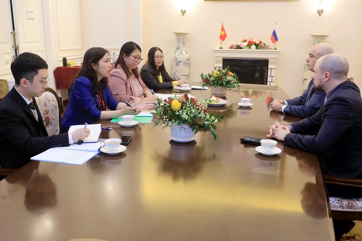 Ngày 27/9 tại thủ đô Moscow, trong dip chuyến thăm chính thức tới Nga của Bộ trưởng Ngoại giao Bùi Thanh Sơn đã diễn ra cuộc tham vấn giữa Vụ Thông tin Báo chí của Bộ Ngoại giao hai nước Việt Nam và Liên bang Nga.