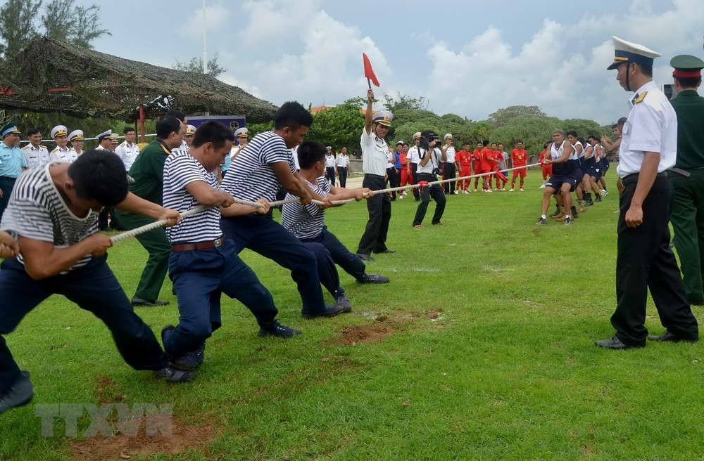 Hải quân Việt Nam (áo sọc) và Hải quân Philippines (áo trắng) thi kéo co trên đảo Song Tử Tây thuộc quần đảo Trường Sa, ngày 8/6/2014. (Nguồn: AFP/TTXVN)