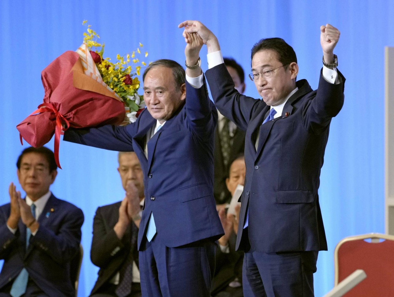 Tân Chủ tịch đảng LDP Kishida Fumio mừng chiến thắng với celeoutgoing Prime Minister Yoshihide Suga on Wednesday in Tokyo. (Nguồn: Kyodo)