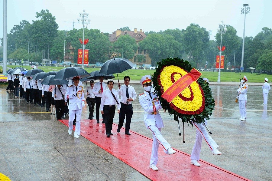 Party, State leaders pay tribute to late President Ho Chi Minh