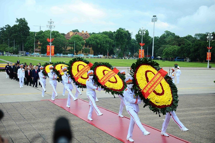 Party, State leaders pay tribute to late President Ho Chi Minh