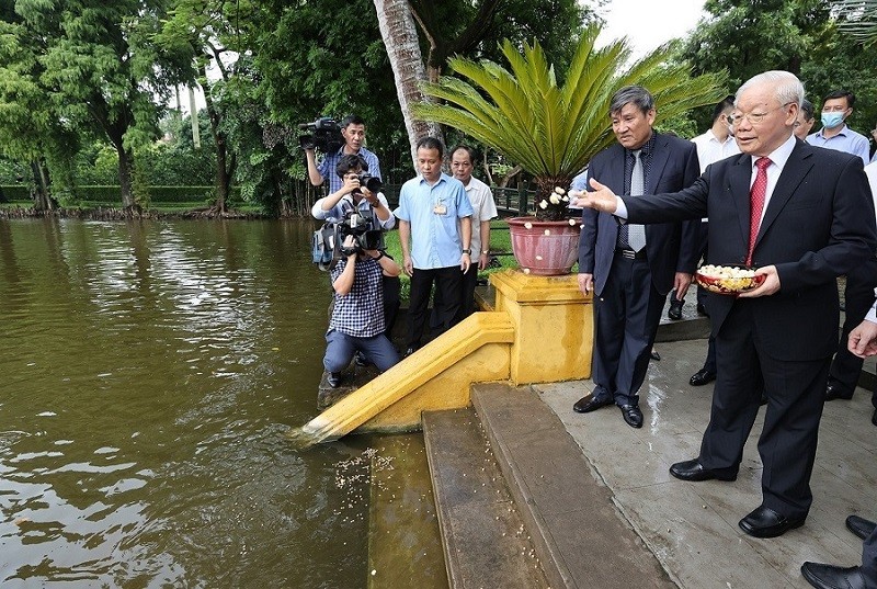 Tổng Bí thư Nguyễn Phú Trọng thăm ao cá Bác Hồ. (Nguồn: TTXVN)
