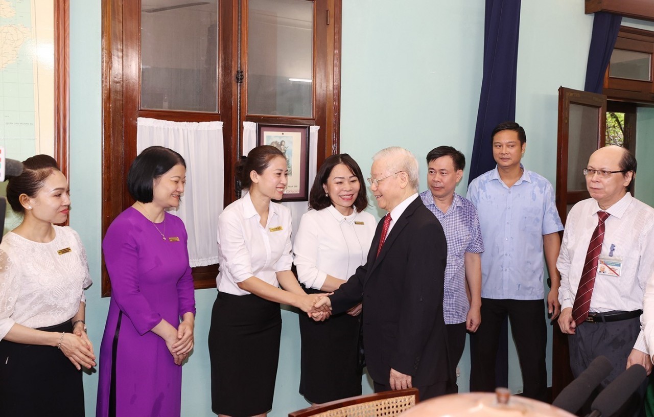 Tổng Bí thư Nguyễn Phú Trọng với cán bộ, nhân viên Khu di tích Chủ tịch Hồ Chí Minh ở Phủ Chủ tịch. (Nguồn: TTXVN)