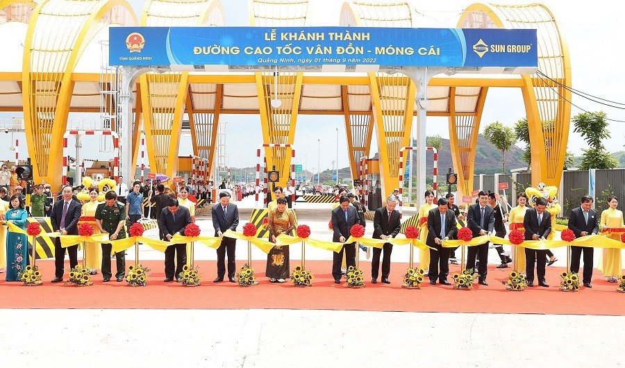 Thủ tướng Phạm Minh Chính và các đại biểu cắt băng khánh thành tuyến đường cao tốc Vân Đồn-Móng Cái. (Nguồn: TTXVN)