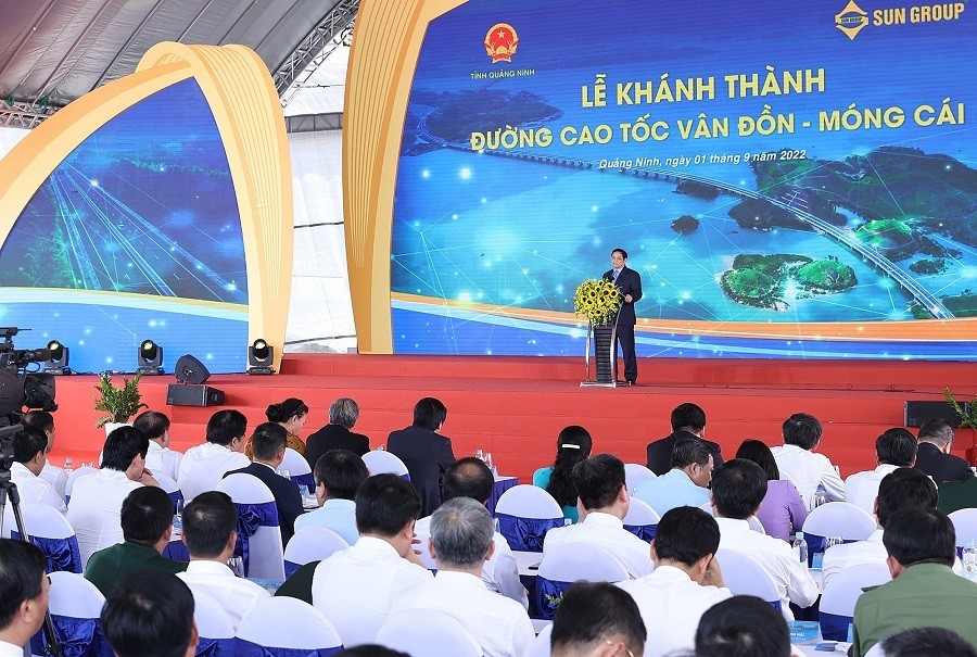 Thủ tướng Phạm Minh Chính phát biểu tại lễ khánh thành tuyến đường cao tốc Vân Đồn-Móng Cái. (Nguồn: TTXVN)