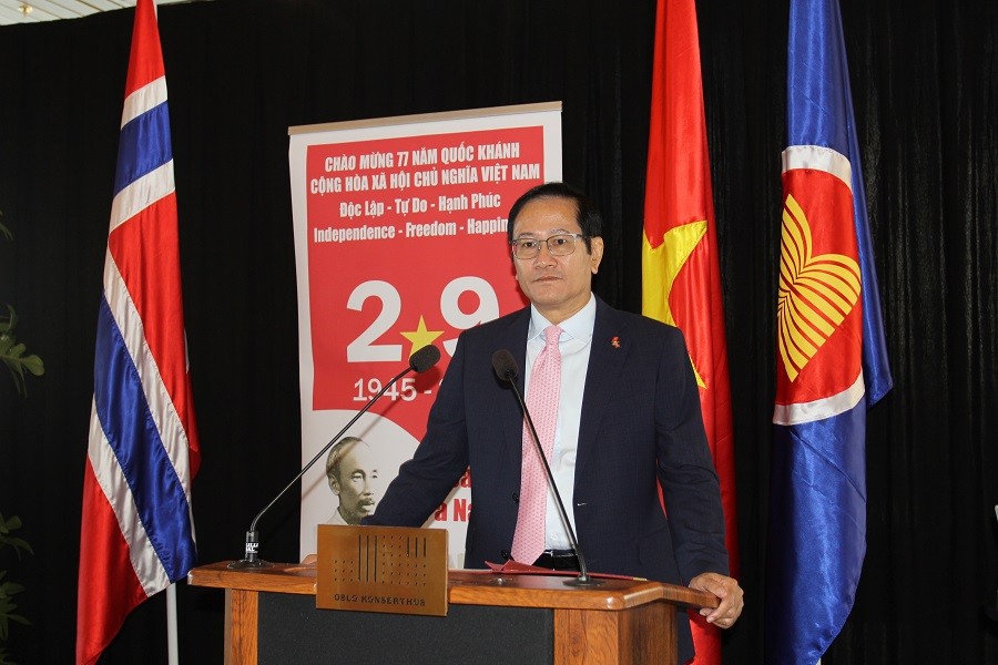 Đại sứ Lê Hồng Lam phát biểu tại buổi lễ.