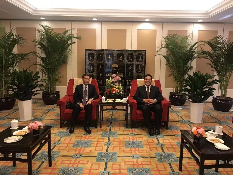 Tổng lãnh sự Nguyễn Trung Hiếu tiếp Lãnh đạo Nhân đại tỉnh Vân Nam Sử Chính trước Lễ kỷ niệm.