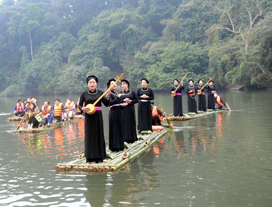 Bơi mảng - Hát Then trên hồ Nà Nưa thuộc Khu di tích lịch sử Quốc gia đặc biệt Tân Trào, Ban Quản lý các Khu du lịch tỉnh Tuyên Quang. (Nguồn: TTXVN)