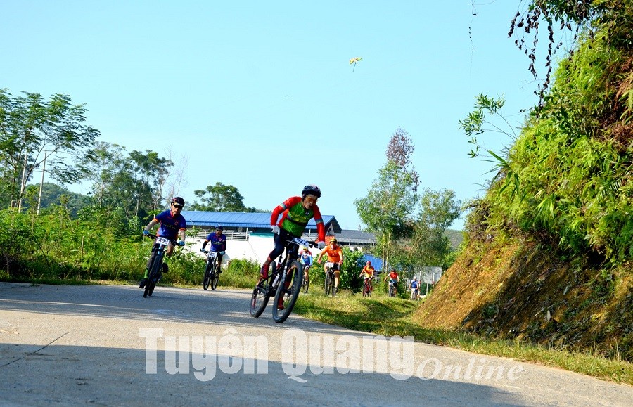 Các vận động viên tham gia Giải đua xe đạp địa hình tỉnh Tuyên Quang mở rộng năm 2022. (Nguồn: Báo Tuyên Quang)