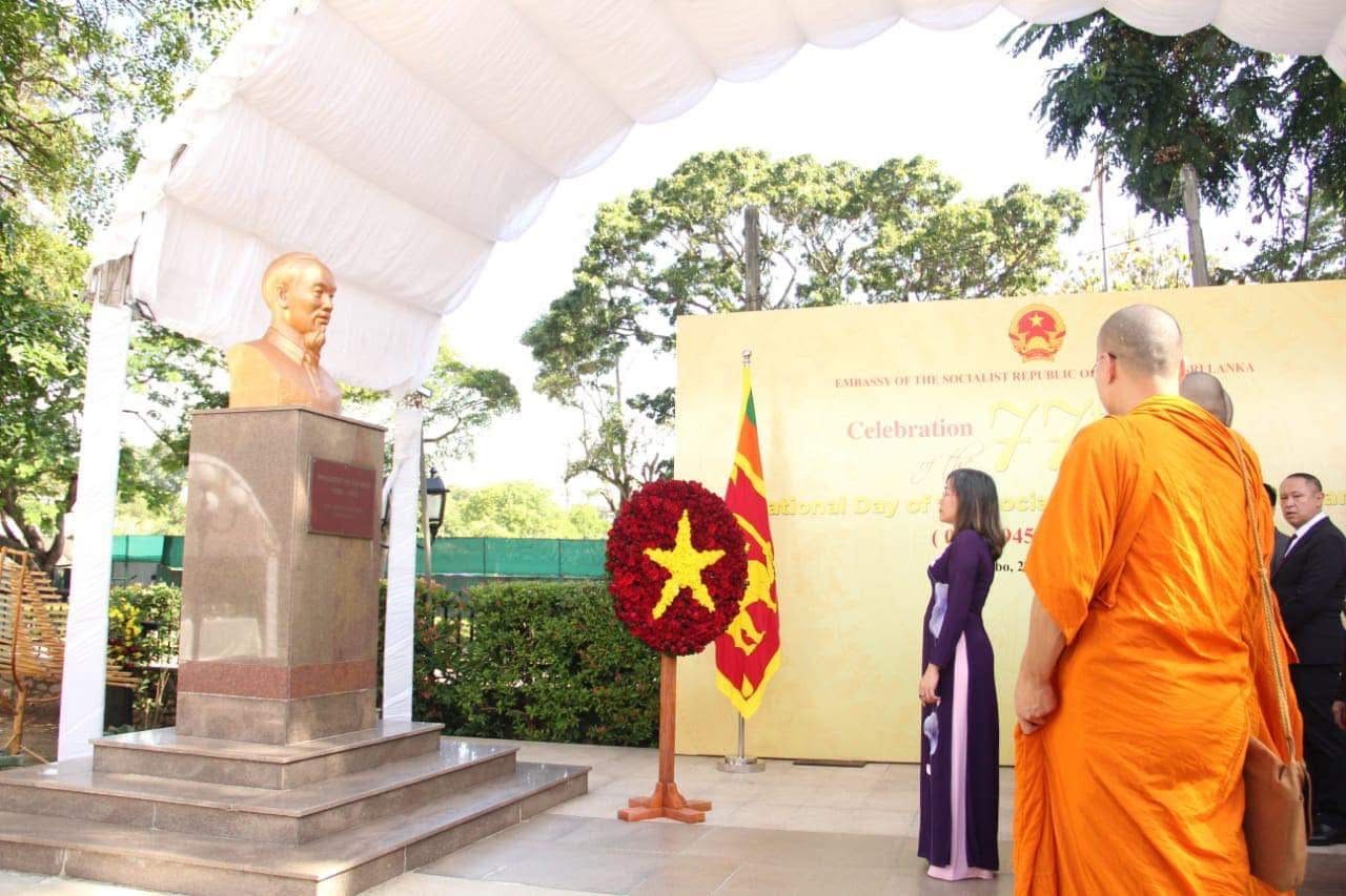 Đại sứ Hồ Thị Thanh Trúc dâng hoa tưởng niệm Bác Hồ trước khi chương trình bắt đầu.