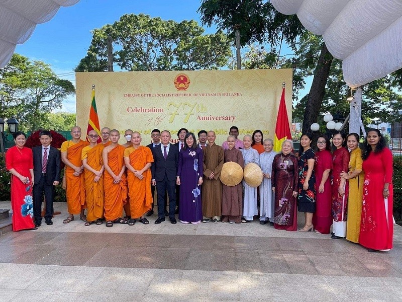 Đại diện cộng đồng người Việt tham dự buổi lễ.