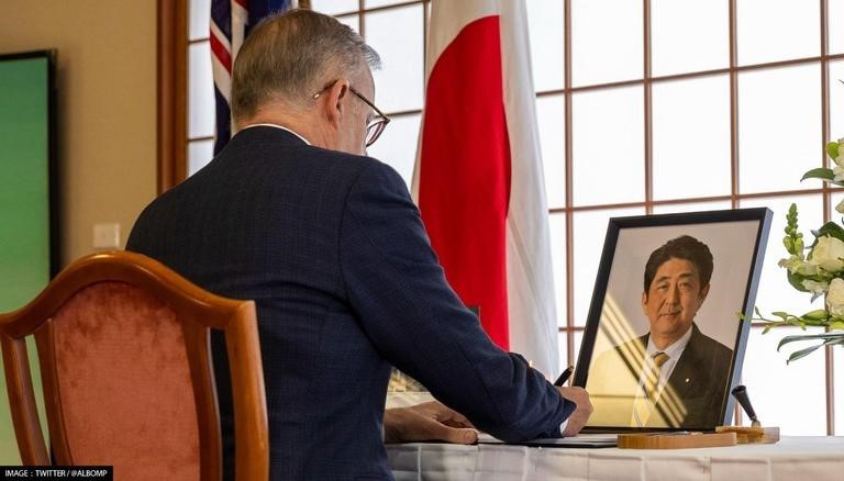 Thủ tướng Australia Anthony Albanese ghi số tang cố Thủ tướng Abe Shinzo ở Đại sứ quán Nhật Bản tại Canberra ngày 11/7. (Nguồn: Twitter)