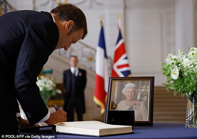 Tổng thống Pháp lần đầu điện đàm với tân Thủ tướng Anh