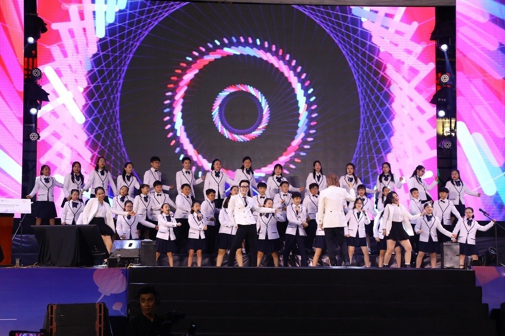 A chorus of Vietnamese and RoK children at the festival. (Photo: VNA)