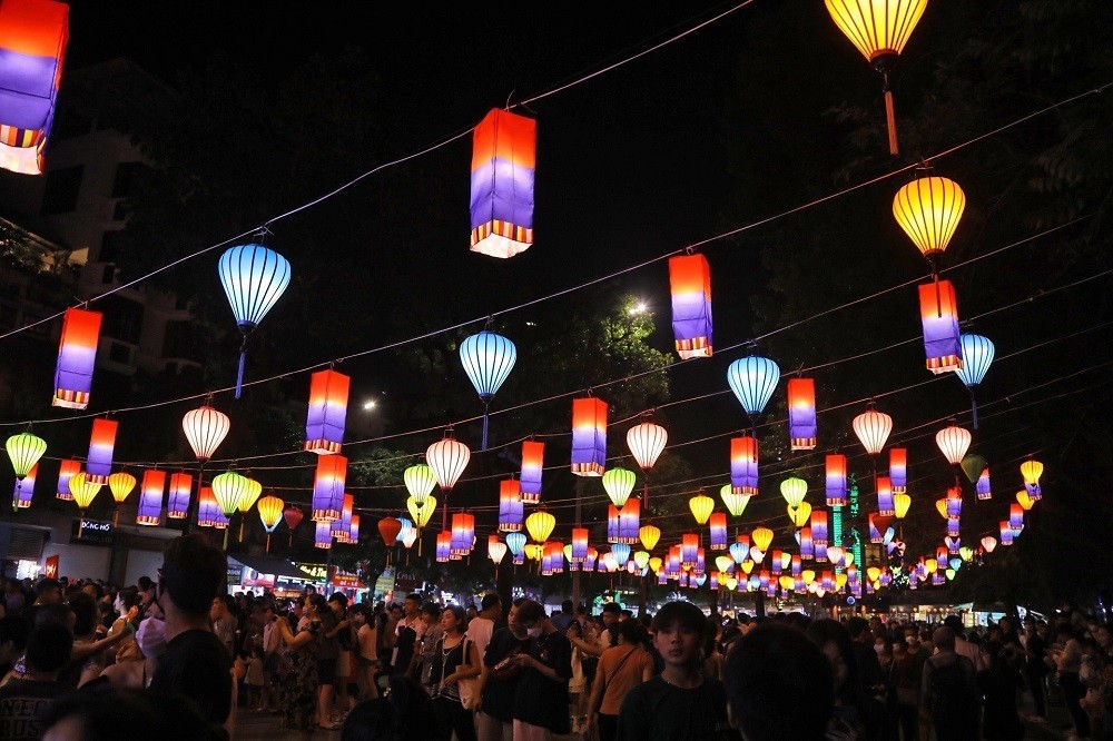 Lanterns light up the Dong Kinh Nghia Thuc Square. (Photo: VNA)