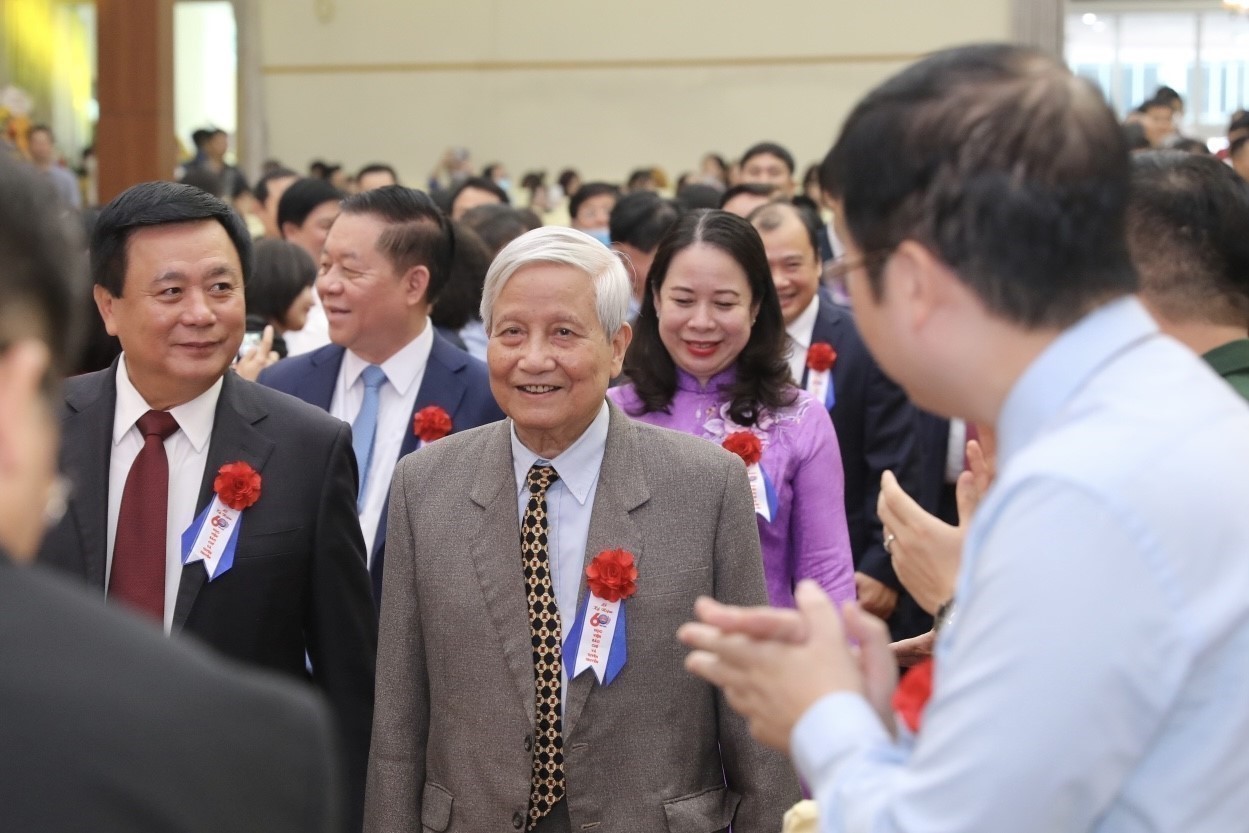 GS.TS. Nguyễn Xuân Thắng với các đại biểu đến dự. (Nguồn: TTXVN)