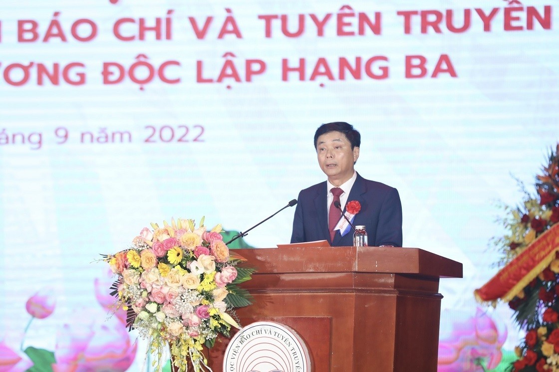 PGS.TS Phạm Minh Sơn, Giám đốc Học viện Báo chí và Tuyên truyền đọc diễn văn ôn lại truyền thống 60 năm xây dựng và phát triển của Học viện. (Nguồn: TTXVN)