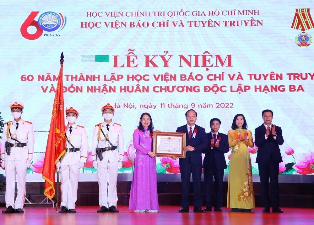 Phó Chủ tịch nước Võ Thị Ánh Xuân, Phó Chủ tịch thứ nhất Hội đồng Thi đua-Khen thưởng Trung ương trao Huân chương Độc lập hạng Ba cho Học viện Báo chí và Tuyên truyền. (Nguồn: TTXVN)
