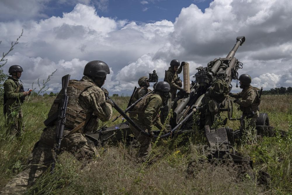Lính Ukraine chuẩn bị bắn vào các vị trí của Nga từ một khẩu lựu pháo M777 do Mỹ cung cấp ở khu vực Kharkiv, Ukraine. (Nguồn: AP)