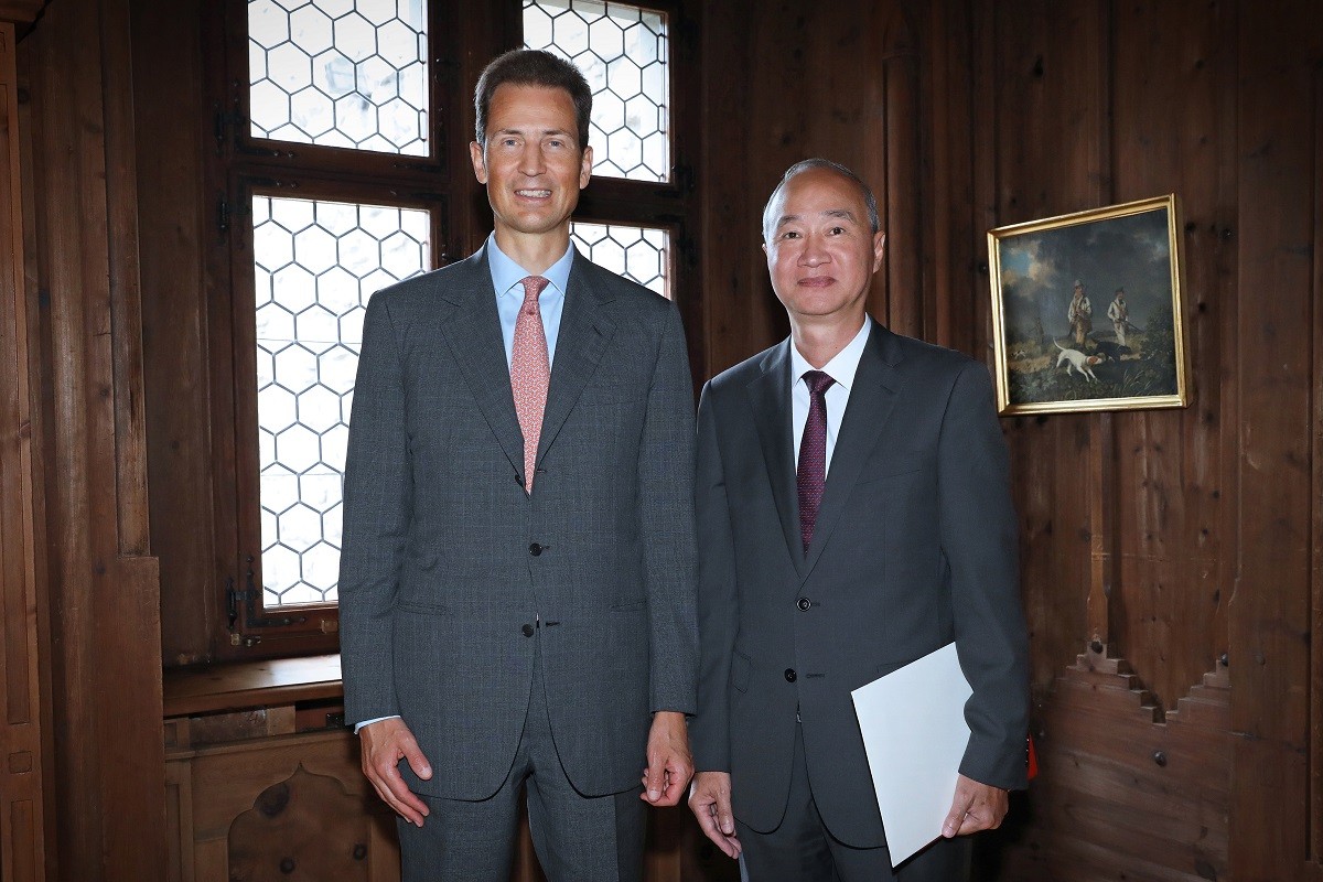 Đại sứ Phùng Thế Long và Hoàng thân Kế vị Alois của Công quốc Liechtenstein.