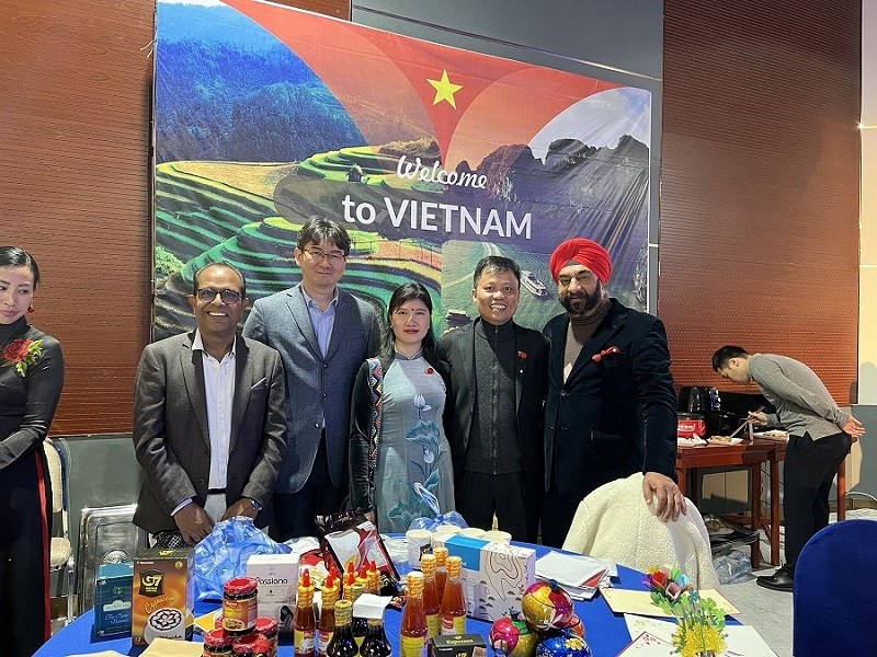 Bạn bè quốc tế chụp ảnh lưu niệm tại gian hàng của Đại sứ quán Việt Nam.