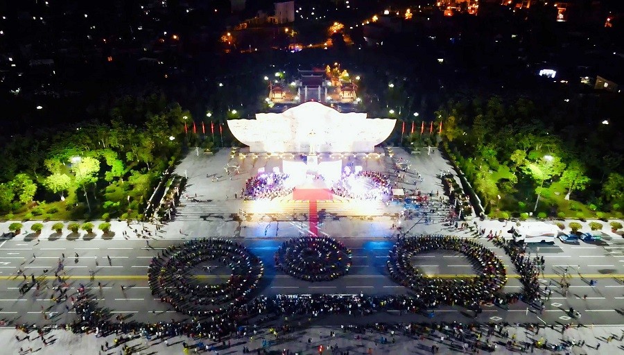 Gần 500 diễn viên, nghệ nhân tham gia biểu diễn vòng xòe tại lễ vinh danh Nghệ thuật Xòe Thái. (Nguồn: TTXVN)