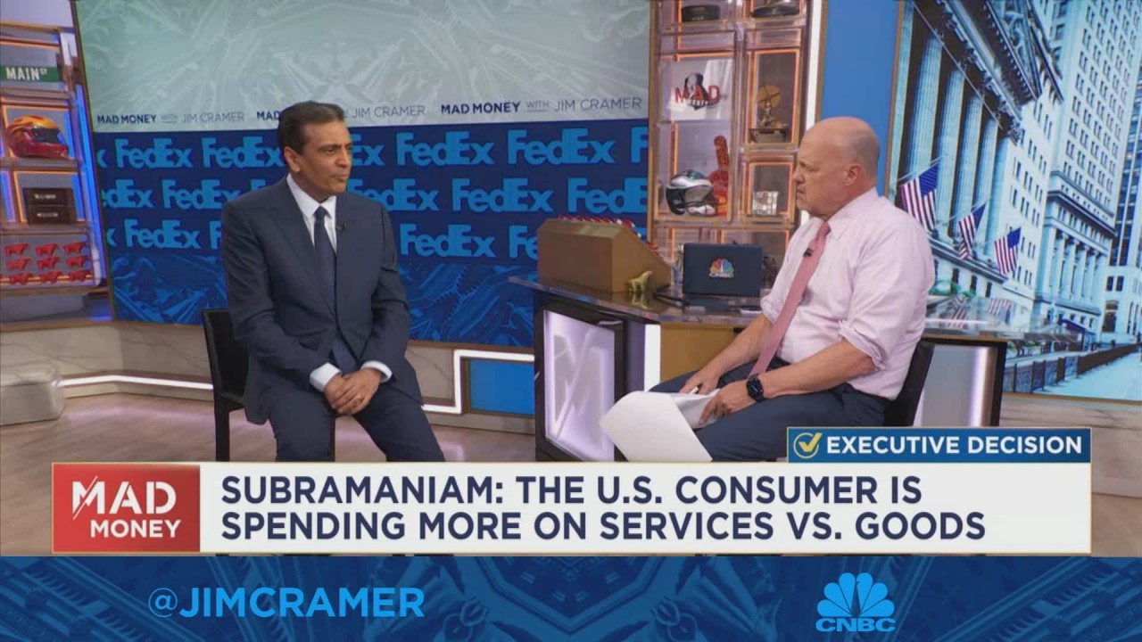 Tổng giám đốc công ty giao nhận kho vận FedEx Corp của Mỹ, ông Raj Subramaniam trả lời phỏng vấn CNBC. (Nguồn: CNBC)
