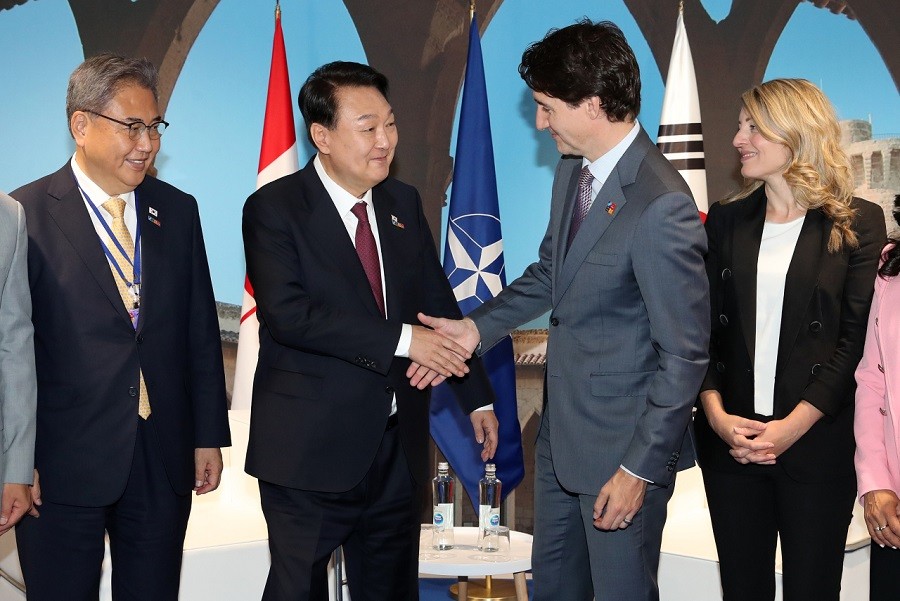 Tổng thống Hàn Quốc Yoon Suk Yeol và Thủ tướng Canada Justin Trudeau bên lề Thượng đỉnh NATO tại Madrid, Tây Ban Nha cuối tháng 6/2022. (Nguồn: Yonhap)