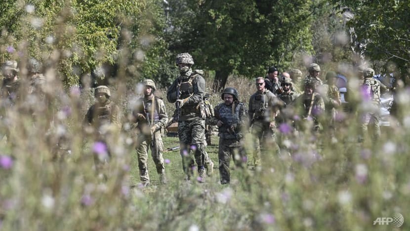 Các tay súng của Mozart Group huấn luyện quân tình nguyện Ukraine tại Donesk. (Nguồn: AFP)