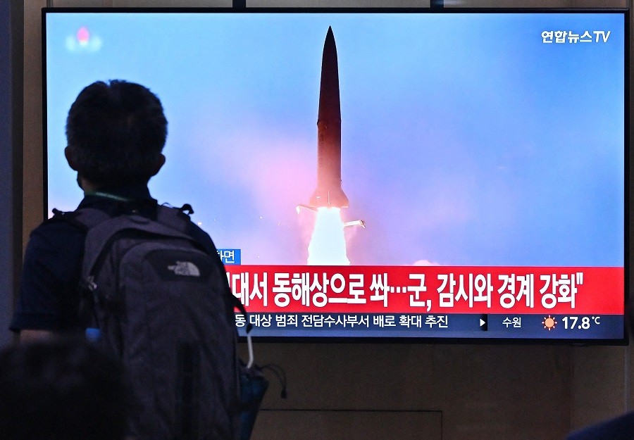 Truyền hình Hàn Quốc đưa tin về vụ phóng tên lửa của Triều Tiên, tại Seoul ngày 29/. (Nguồn: AFP)