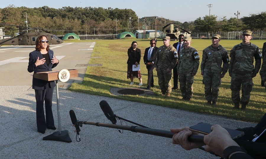Phó Tổng thống Mỹ Kamala Harris (trái) trong cuộc họp báo kết thúc chuyến thăm Khu Phi quân sự liên Triều, ngày 29/9. (Nguồn: Yonhap)