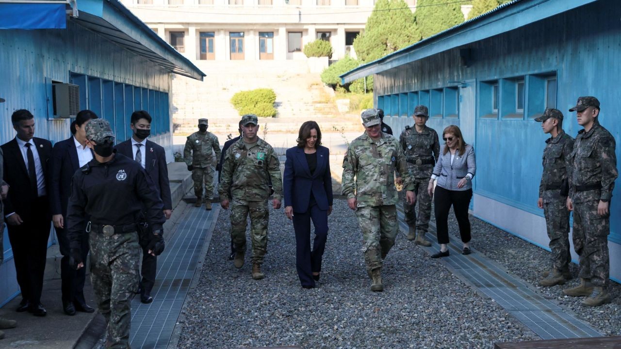 Phó Tổng thống Mỹ Kamala Harris đi về phía đường phân giới tại Khu phi quân sự chia cắt hai miền Triều Tiên, ở Panmunjom, Hàn Quốc, ngày 29/9. (Nguồn: Reuters)