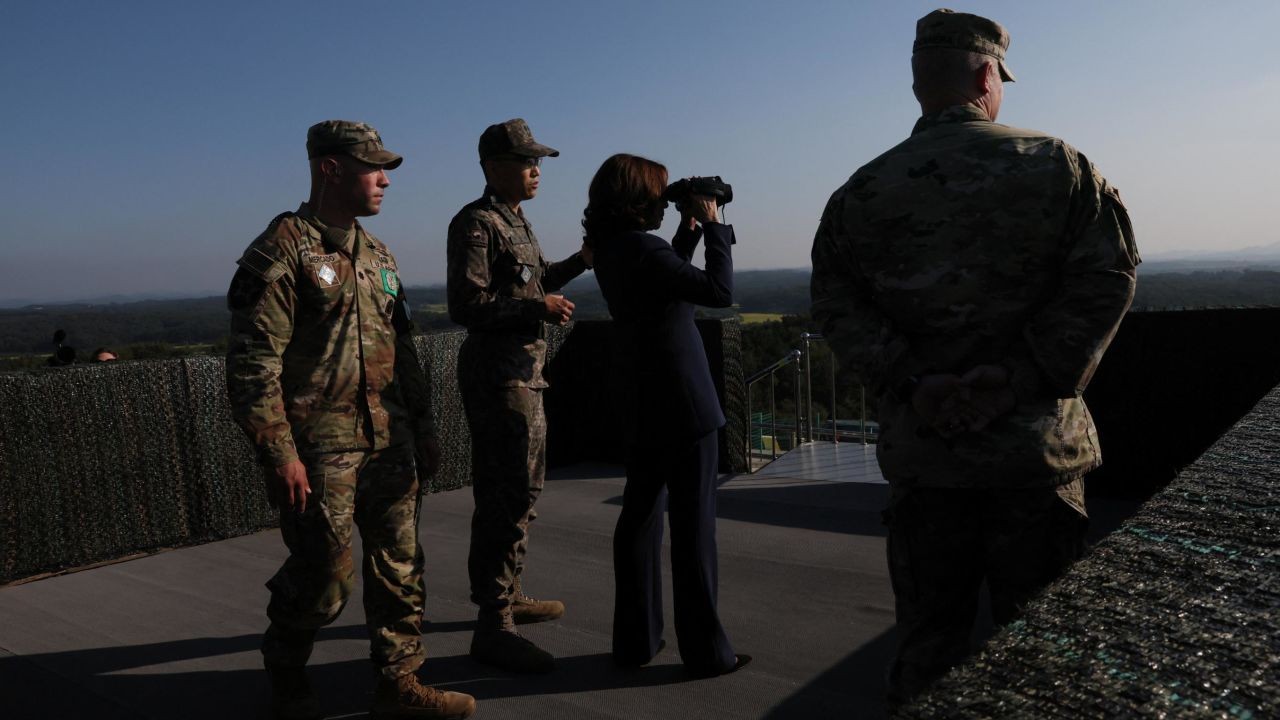 Phó Tổng thống Kamala Harris thăm đài quan sát trong Khu phi quân sự liên Triều. (Nguồn: Reuters)
