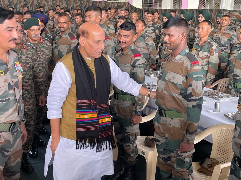Bộ trưởng Quốc phòng Rajnath Singh thăm lực lượng vũ trang ở thành phố Tezpur thuộc bang Assam ngày 29/9. (Nguồn: PTI)