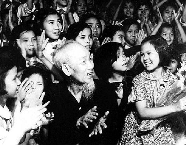 chu tich ho chi minh trong trai tim nhan loai