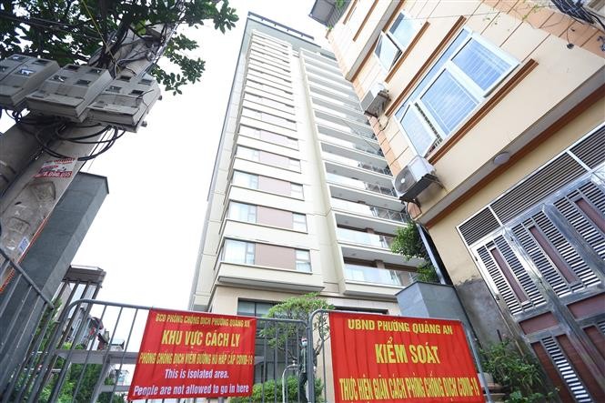Toà Oakwood Residence Hanoi số 17, ngõ 35 Đặng Thai Mai(Quảng An, Tây Hồ) bị phong tỏa tạm thời. (Nguồn:  TTXVN)