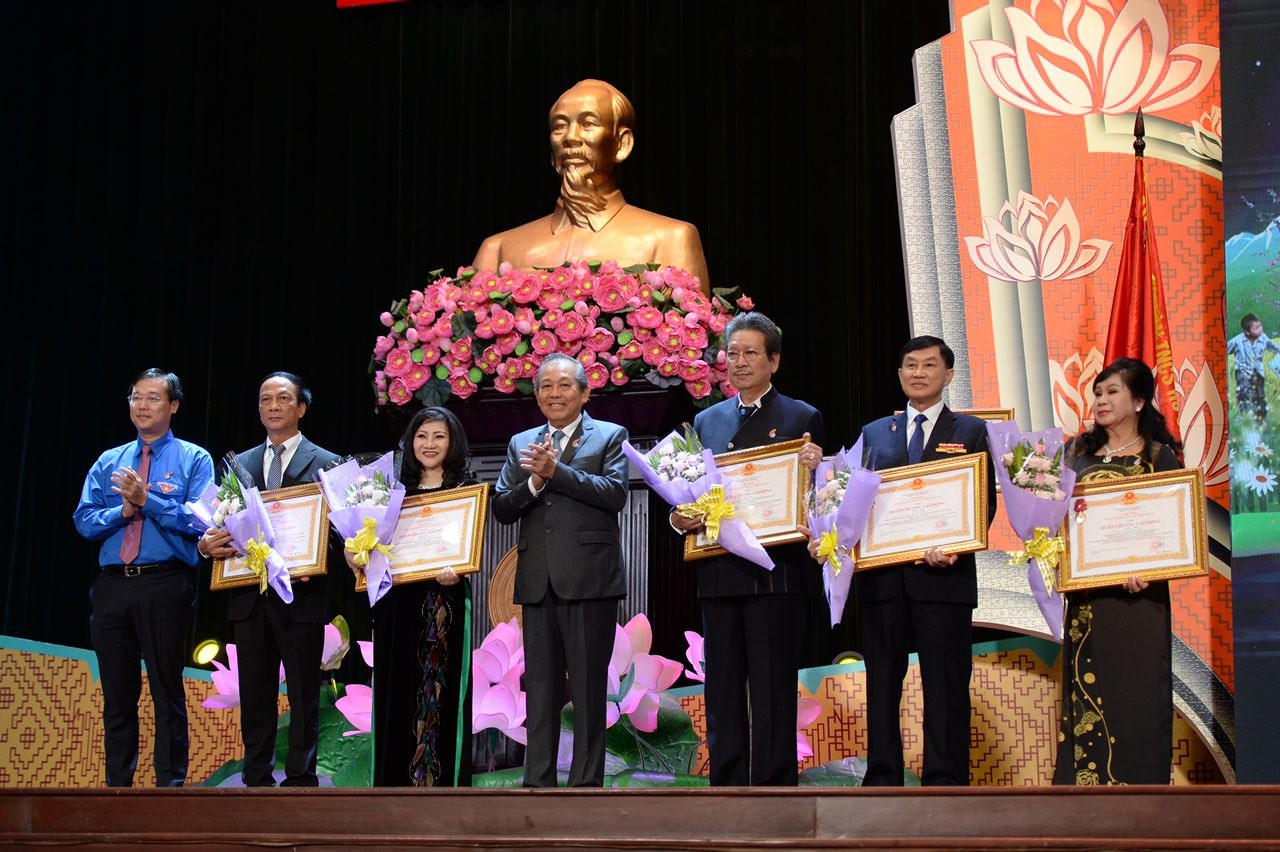 Chủ tịch IPPG Johnathan Hạnh Nguyễn (thứ hai từ phải) nhận Huân chương Lao động hạng Hai, tháng 6/2019. Chủ tịch IPPG Johnathan Hạnh Nguyễn (thứ hai từ phải) nhận Huân chương Lao động hạng Hai, tháng 6/2019.