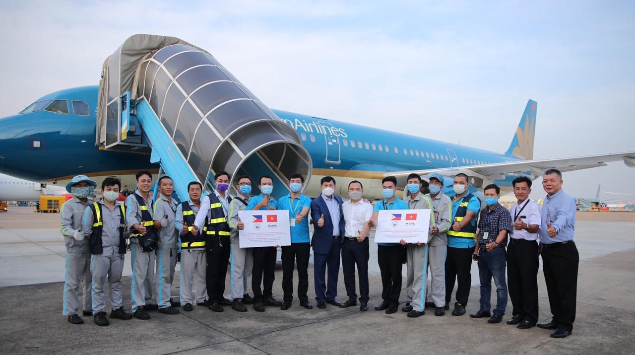 Doanh nhân Việt kiều Johnathan Hạnh Nguyễn đã trao tặng đồ chống dịch Covid-19 đến Bộ Ngoại giao Philippines. Doanh nhân Việt kiều Johnathan Hạnh Nguyễn đã trao tặng đồ chống dịch Covid-19 đến Bộ Ngoại giao Philippines.