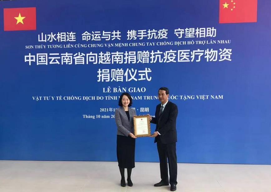 Tổng Lãnh sự Nguyễn Trung Hiếu thay mặt các tỉnh, thành phố Việt Nam tiếp nhận thiết bị y tế do tỉnh Vân Nam trao tặng.
