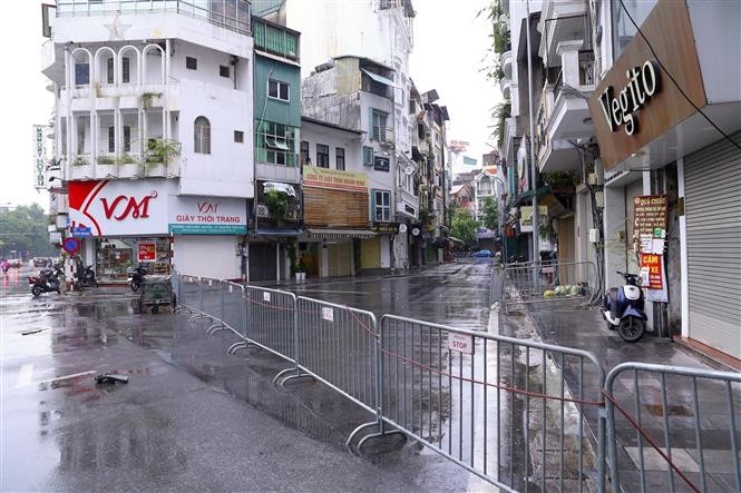 Phố Đình Ngang, phường Cửa Nam, quận Hoàn Kiếm bị phong tỏa. (Nguồn: TTXVN)