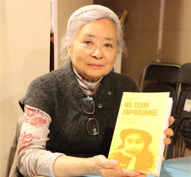 Bà Trần Tố Nga giới thiệu cuốn sách của mình viết bằng tiếng Pháp « Ma terre empoisonnée » (Mảnh đất bị đầu độc). (Nguồn: TTVXN)