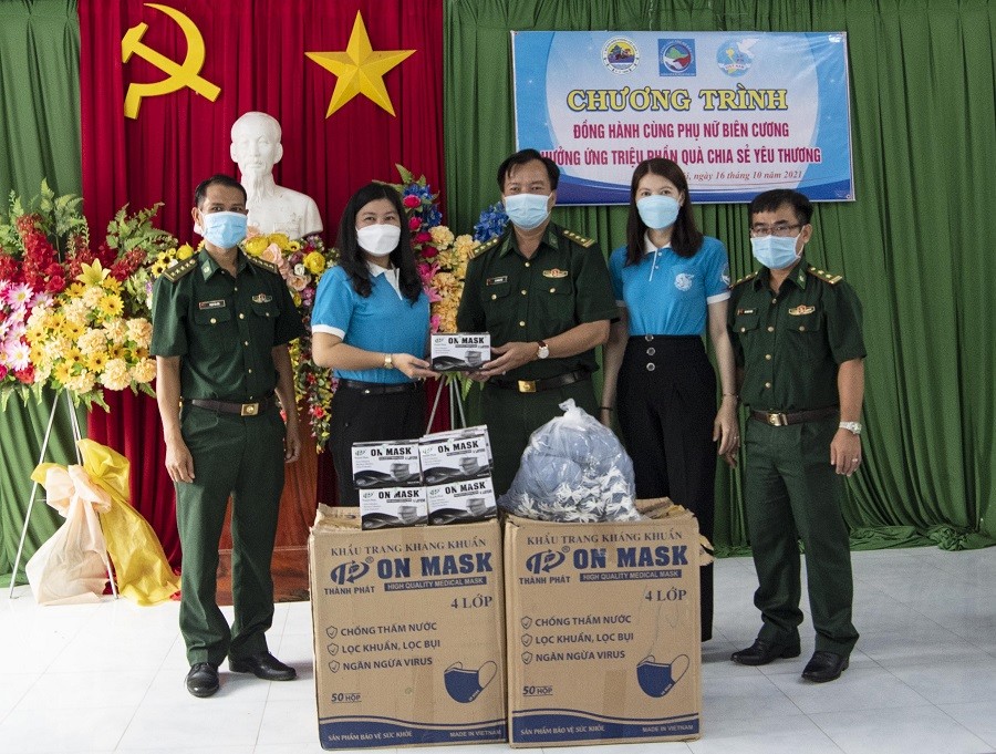 Hội LHPN tỉnh An Giang tặng 5.000 khẩu trang cho Bộ Chỉ huy BĐBP tỉnh và Đồn BP Nhơn Hội. (Ảnh: Hoàng Đặng)