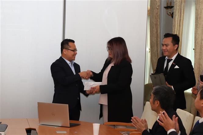 Đại diện một số doanh nghiệp ủng hộ Mạng lưới đổi mới sáng tạo Việt Nam tại châu Âu. (Nguồn: TTXVN)