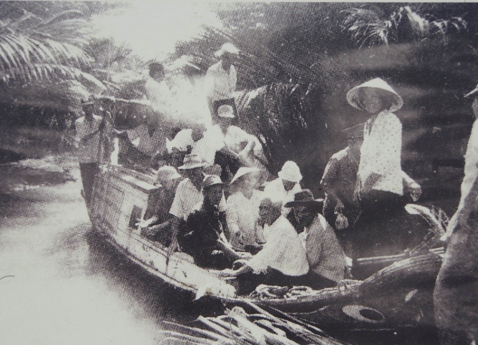 Tàu gỗ của Đoàn 962 nhận vũ khí do Đoàn 125 Hải quân  Đoàn tàu không số vận chuyển vũ khí vào Rạch Gốc, huyện Ngọc Hiển, tỉnh Cà Mau, năm 1963. (Ảnh tư liệu)