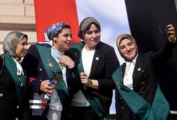 Ngày 19/10, gần 100 thành viên nữ trong Hội đồng Nhà nước Ai Cập đã tuyên thệ nhậm chức, trở thành những nữ thẩm phán đầu tiên tại một trong những cơ quan tư pháp chính của quốc gia Bắc Phi này.  (Nguồn: AP)