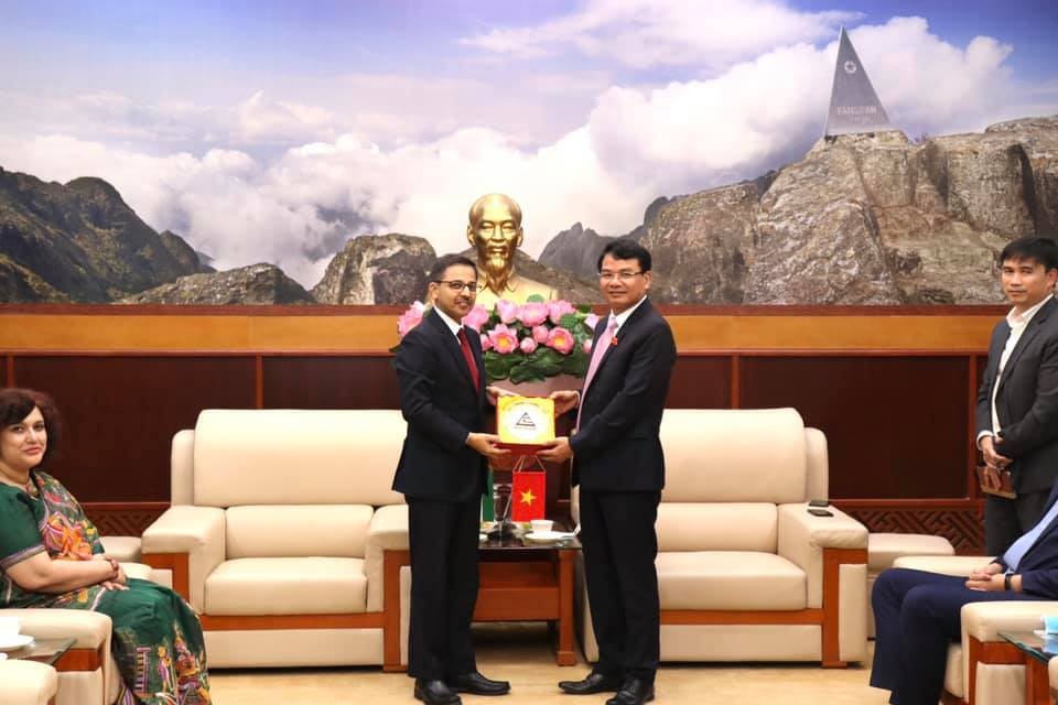 Đại sứ Ấn Độ Pranay Verma và Bí thư Tỉnh ủy Lào Cai Đặng Xuân Phong. (Nguồn: ĐSQ Ấn Độ tại Việt Nam)