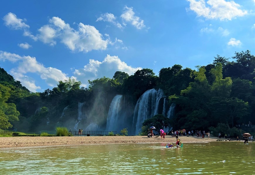 The picturesque landscape of the waterfall in Autumn. (Photo: VNA)